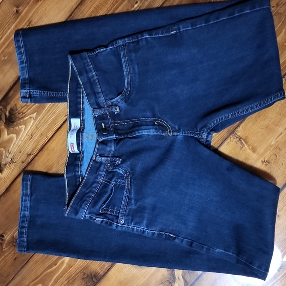 LIKE NEW!Levi's Slim Jeans - Picture 5 of 6